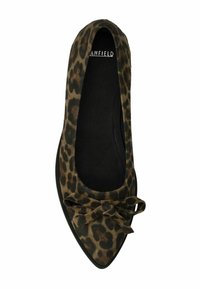 Ballet flats met luipaardprint, gemaakt van zacht suede met een spitse neus, voorzien van een strikaccent op de voorvoet en een zwarte binnenvoering.