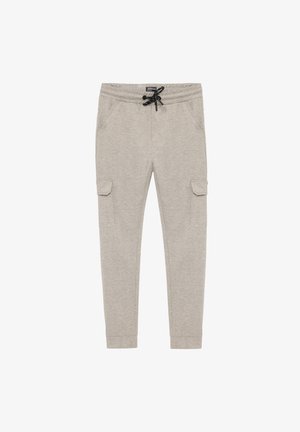 Pantalones deportivos grises hechos de tela suave, con cinturilla elástica con cordón, bolsillos laterales y bolsillos estilo cargo en los muslos.