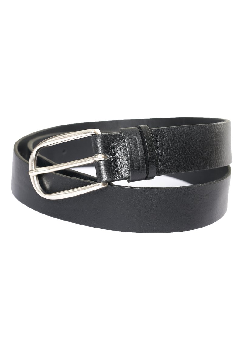Cintura in pelle nera con fibbia in metallo argentato, caratterizzata da una consistenza liscia e un design semplice, punteggiato da un logo sobrio sulla cinghia in pelle.
