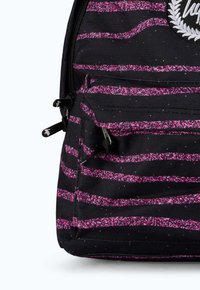 Musta reppu, jossa on vaaleanpunaista ja valkoista raidallista kuviota, etupaneelissa vetoketjullinen tasku, teksturoitu kangas ja logopatch sivussa.