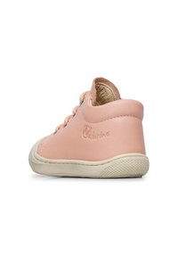Zapato de cuero alto rosa con punta redondeada, parte frontal con cordones y suela de goma texturizada. Nombre de la marca "Caturino" grabado en el lado.