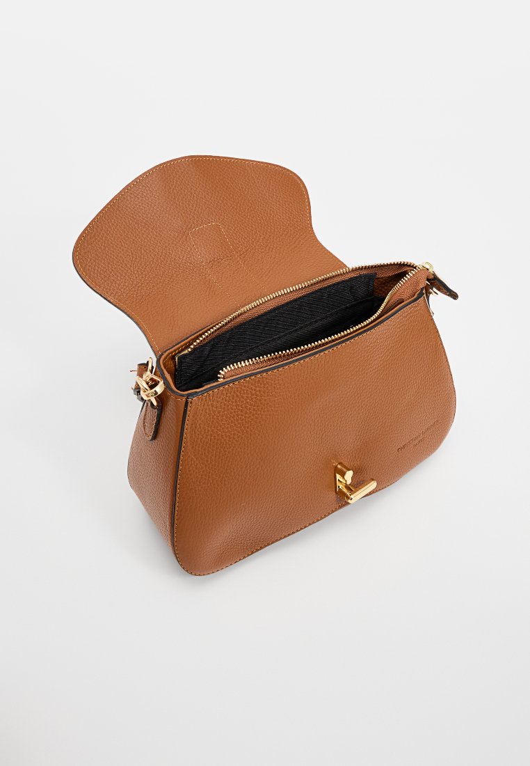 Sac à main en cuir marron avec un fini texturé, fermeture zippée et quincaillerie dorée. L'intérieur est doté d'une doublure noire.