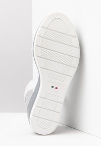 Weiße Schuhsohle mit strukturiertem Grip-Muster, ausgestattet mit einem grauen seitlichen Akzent, gekennzeichnet mit "NeroGiardini", Größe 37, was auf italienische Herstellung hinweist.