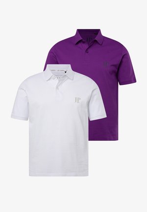 Deux polos : l'un blanc avec un logo beige, l'autre violet avec un logo contrasté. Les deux présentent un col classique et des manches courtes.