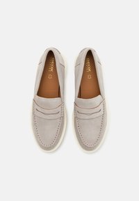 Loaferi gri din suede cu o talpă din cauciuc alb, având cusături decorative și un accent subtil de culoare maronie pe instep.