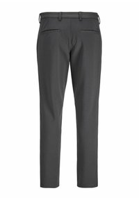 Pantalones grises con un corte ajustado, tela suave y dos bolsillos traseros con cremalleras. Pasadores para cinturón y un diseño limpio y a medida.