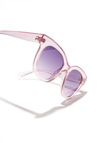 Ochelari de soare transparenți roz, cu rame mari, unghiulare și lentile degradate violet. Accentuate cu elemente metalice pe braț.