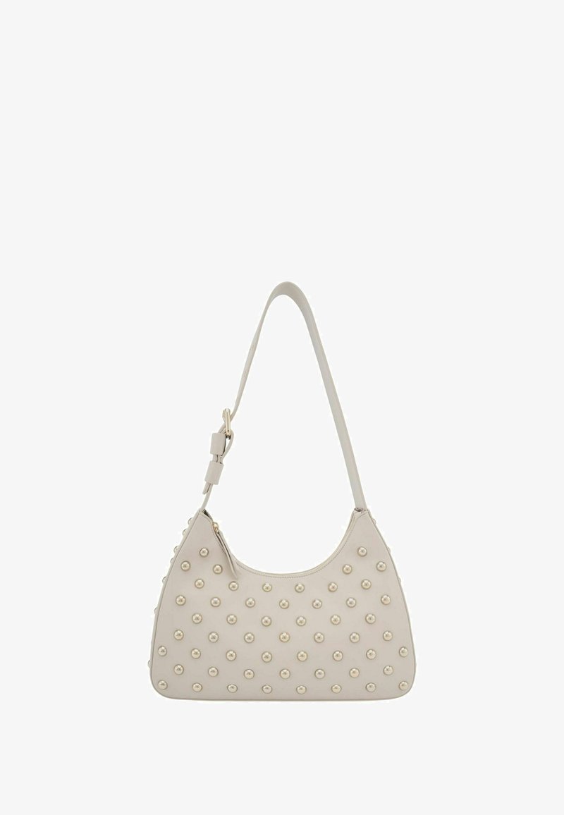 Sac épaule beige clair avec une finition en cuir lisse, orné d'un motif de clous circulaires et d'une seule bandoulière.