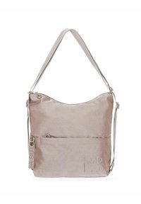 Bolso de hombro rosa claro hecho de una tela texturizada, con cierre de cremallera, correa ajustable y un bolsillo delantero con detalle en relieve.