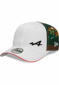 Weißer Baseballcap mit schwarzem Logo, grünen gemusterten Seitenpaneelen, roten Akzenten auf dem Schirm, flachem Schild und Snapback-Verschluss.