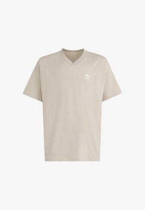 Beige t-shirt met korte mouwen en V-hals, gemaakt van katoen, met een subtiele witte Adidas-logo op de linkerborst. Gepolijste textuur, eenvoudig ontwerp.