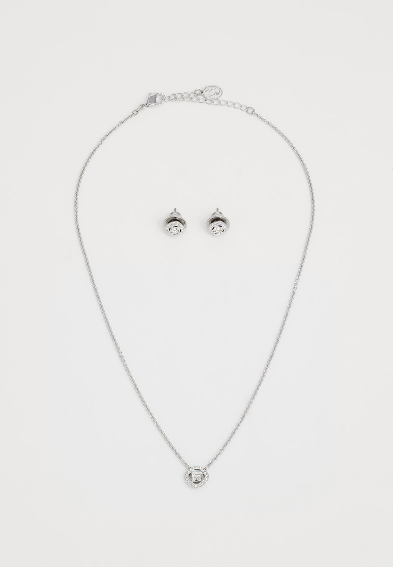 Collana d'argento con un pendente centrale in zirconia cubica e orecchini a bottone abbinati, caratterizzati da una catena delicata e una finitura lucida.
