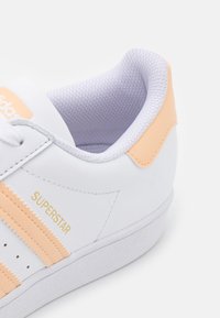 adidas Originals SUPERSTAR - Sportcipő - footwear white/glow orange/glow pink