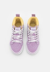 Baskets montantes violettes en daim, avec des lacets blancs, une doublure intérieure jaune, et des semelles en caoutchouc blanches avec des détails de couture.