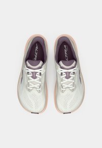 Baskets de course blanches avec des accents roses, tige en mesh pour la respirabilité, lacets et semelles intérieures portant le nom de la marque, conçues pour le confort et la performance.
