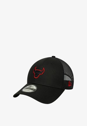 Schwarze Baseballmütze mit roten gestickten Bullenlogo, aus Stoff mit Netzpaneelen auf der Rückseite, mit einem gebogenen Schirm und einem verstellbaren Riemen.