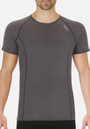 T-shirt gris à manches courtes fabriqué en matériau lisse et extensible. Présente des coutures contrastantes le long des coutures et un col rond.