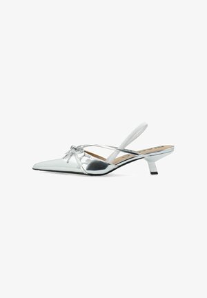 Sömmar i silverfärgad patenterad läder slingback-sko med spetsig tå, dekorativ rosett och låg blockklack. Har korsade remmar och texturerad innersula.