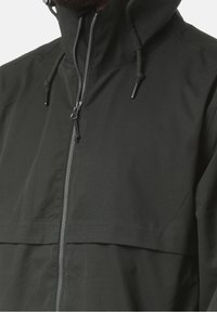 Giacca nera con zip realizzata in tessuto liscio e resistente all'acqua. Presenta un colletto alto, cappuccio con coulisse regolabile e zip a contrasto.