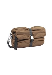 Borsa in nylon marrone imbottita con design trapuntato, dotata di una tracolla nera regolabile e chiusura a fibbia metallica. Due tasche frontali visibili.