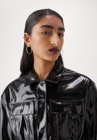 Calvin Klein Jeans EXCLUSIVE SHINY SUPER CROP TRUCKER - Poletna jakna - black