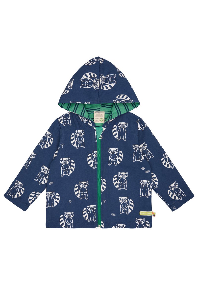 Marineblaue Kapuzenjacke mit weißen Waschbärmustern. Grüner gestreifter Innenkragen und Reißverschluss. Lange Ärmel mit elastischen Bündchen.