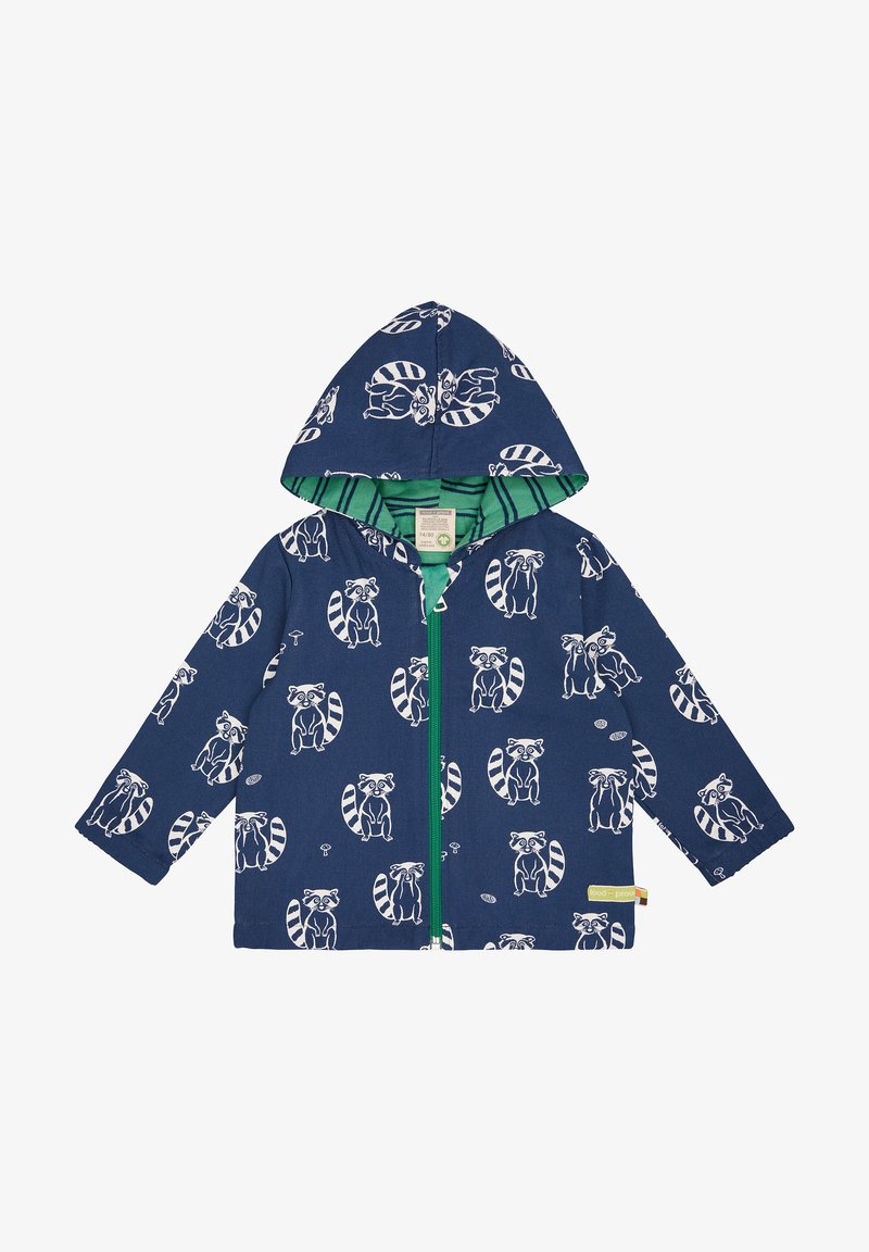 Marineblaue Kapuzenjacke mit weißen Waschbärmustern. Grüner gestreifter Innenkragen und Reißverschluss. Lange Ärmel mit elastischen Bündchen.