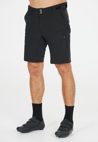 Schwarze Radshorts aus leichtem Stoff, mit einer seitlichen Reißverschlusstasche, zwei Metallknöpfen und einem strukturierten Bund.