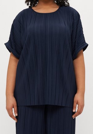 Marineblauw geplooid bovenstuk met een ronde halslijn en korte opgerolde mouwen. Heeft een gestructureerd ontwerp, een losse pasvorm en valt net onder de taille.