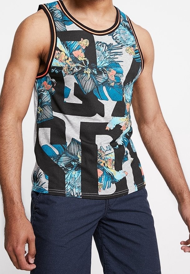 Débardeur pour homme en tissu gris présentant un impressionnant motif floral dans des tons de bleu, rose et vert, complété par un design graphique noir et des finitions.