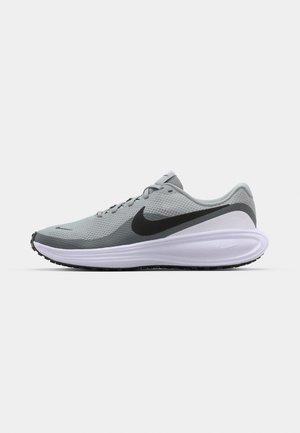 Nike hardloopschoen in lichtgrijs gaas met zwarte accenten, gevoerde zool, vetersluiting en gestructureerd bovenwerk voor ademend vermogen en ondersteuning.
