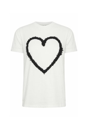 Camiseta blanca de manga corta con un gran contorno de corazón negro texturizado centrado en la parte delantera.