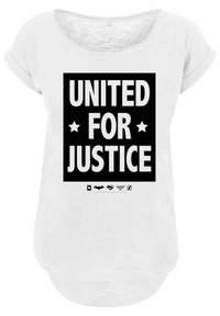 Balta marškiniai su sukurtomis trumpomis rankovėmis, pasižymintys drąsiu juodu stačiakampiu grafiku. Tekstas skelbia „UNITED FOR JUSTICE“ su žvaigždėmis ir logotipais apačioje.