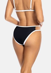 Czarne majtki bikini z białymi akcentami. Posiadają wysoki krój, fakturowany materiał oraz boczne wycięcia, co nadaje nowoczesny wygląd.