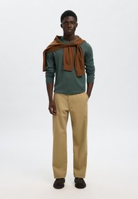 Selected Homme SLHTRAY CREW NECK - Trui - deep forest