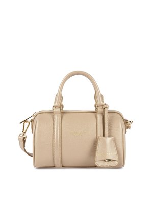 Borsa a mano in pelle beige con trama, due manici, tracolla removibile e targhetta in pelle sospesa con dettagli in metallo dorato.