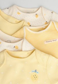 Komplet petih otroških majic v mehkih rumenih odtenkih. Vključujejo rebrasto strukturo, sadne vzorce, pikice in etiketo z napisom "veseli dnevi".