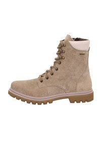 Stivaletto alla caviglia in camoscio beige con suola in gomma, dotato di occhielli in metallo, chiusure con lacci e risvolto bianco a contrasto. Progettato per durata e aderenza.