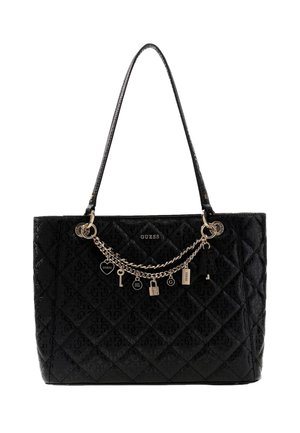 Sac à main matelassé noir de Guess avec une bandoulière unique et une chaîne dorée ornée de breloques et de détails de logo sur le devant.