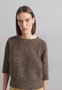 Maglione a maglia marrone con un motivo testurizzato, scollo ampio e maniche corte, completato da un orlo a costine.