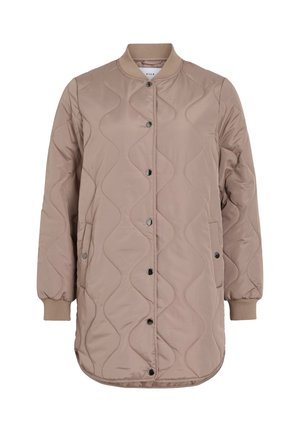 Lungo cappotto trapuntato beige con chiusura frontale a bottoni a pressione, polsini e collo a coste, e due tasche laterali.
