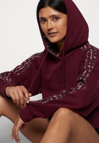 adidas Originals LEOPARD CROPPED HOODY - Mikina s kapucí - maroon/multicolor