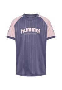 Lila sportst-shirt med rosa ärmar, med vertikala ränder, rundad halsringning och logotypen "hummel PERFORMANCE" framtill.