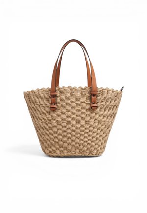 Borsa tote beige intrecciata con bordo smerlato e doppi manici in pelle marrone, mostrata su sfondo bianco.