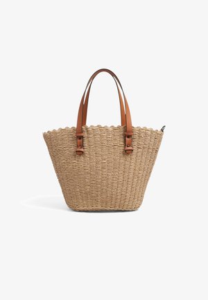 Borsa tote beige intrecciata con bordo smerlato e doppi manici in pelle marrone, mostrata su sfondo bianco.