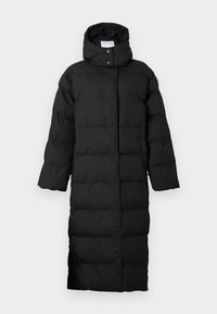 Sort pufferjakke med et langt, lige design, featuring en høj krave, trykknaplukning og quiltet tekstur for isolering.