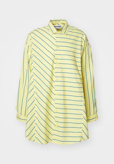 Gelb gestreifte Hemdbluse mit diagonalen blauen Streifen, langen Ärmeln und klassischem Kragen. Der Stoff wirkt glatt und leicht.