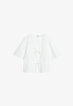 Weiße kurzärmelige Bluse mit V-Ausschnitt, vorderer Bindeschlaufe, dezent besticktem Blumenmuster und lockerer Passform.