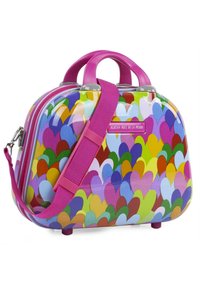 Maletín rígido colorido con patrón de corazones, con asas rosas y correa ajustable. Cuenta con un cierre de cremallera y patas resistentes para mayor estabilidad.