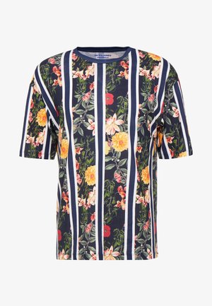 Navyblauw T-shirt met korte mouwen met verticale witte en blauwe strepen en een meerkleurig bloemenpatroon met gele, rode en roze bloemen.